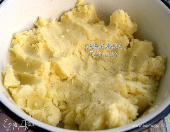 Даём пюре остыть до хорошо тёплого состояния (чтобы не обжигало пальцы). Добавляем мягкое сливочное масло, яйцо и разминаем пальцами до однородности.