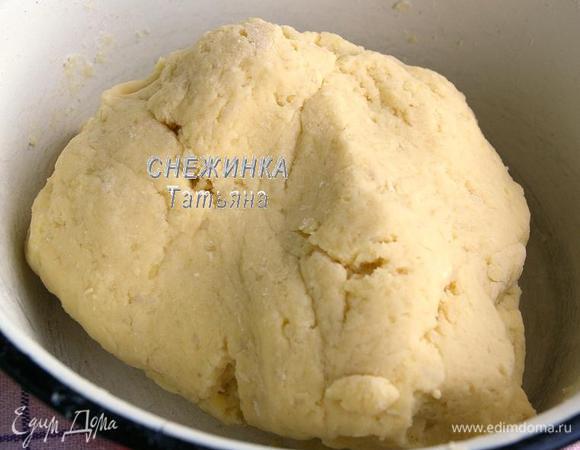 Добавляем немного соли, манную крупу и муку. Вымешиваем тесто.