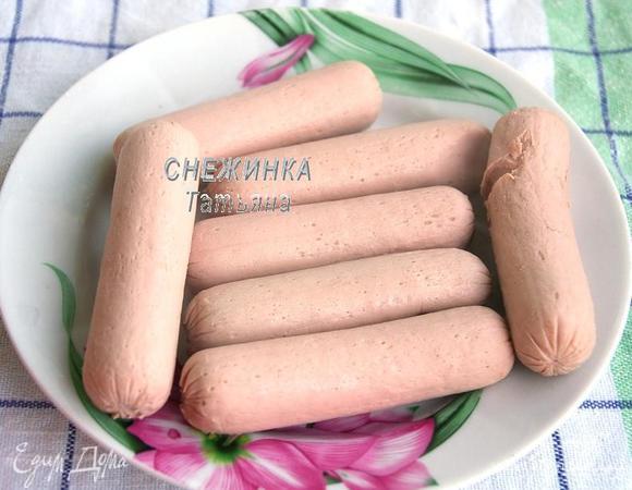 Ставим нагреваться воду для сосисок. Как закипит, отварить сосиски 30 секунд, вынуть из воды.