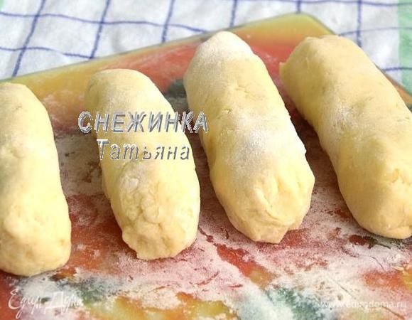 Заворачиваем сосиски в рулетик. Место соединения хорошо защипываем. По бокам тесто также хорошо защипываем. Повторяем всё с другой половиной теста.

