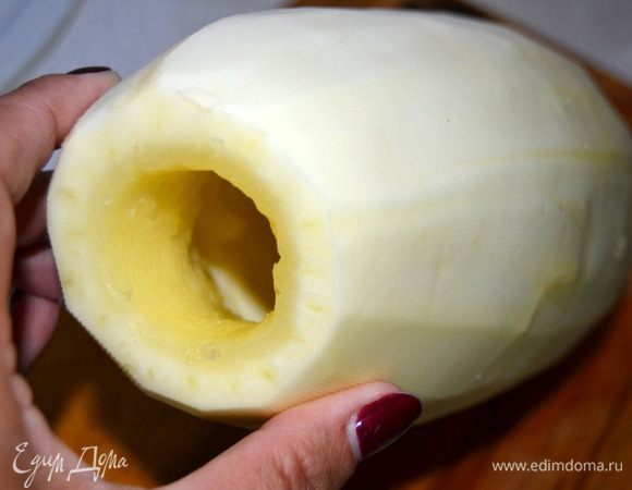 Кабачок вымыть, почистить. Отрезать небольшой кончик с одного края и выскоблить семена. Я это делала ложкой с длинной ручкой. Если возникает проблема, то можно просто разрезать кабачок на две половины и легко вычистить семена.