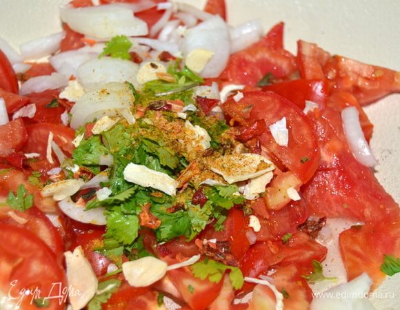 Нарезать помидоры, зелень, добавить любимые приправы и выложить на сковороду с небольшим количеством растительного масла.