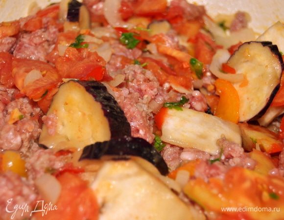 Добавляем фарш (у меня говядина+баранина) и баклажаны. Все немного обжариваем, до полуготовности.