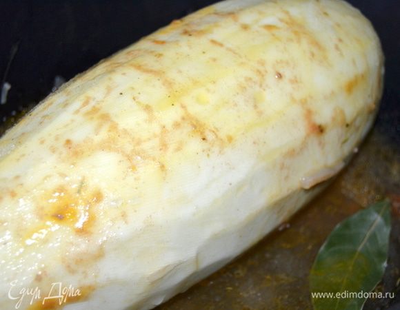 Затем начиняем кабачок. Ложкой загружаем начинку в отверстие и утрамбовываем. Кабачок укладываем в кастрюлю с толстым дном или утятницу. Наливаем воды до половины кабачка. Посолить, можно посыпать кабачок приправами сверху. В воду я решила засыпать рис, вдруг кто захочет привычного гарнира.