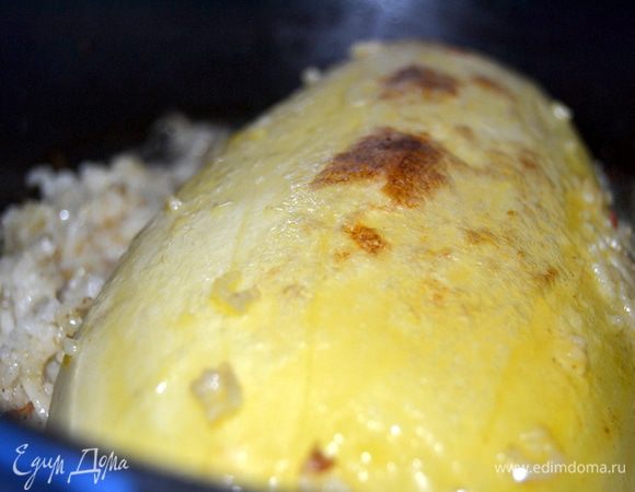 Закрываем крышкой и можно использовать два варианта приготовления. Тушить на огне или в духовке при 200-220 гр. с закрытой крышкой, минут 30-40. Затем крышку снять и немного подержать под грилем, для румяности. Делала и так и сяк ....всяко вкусно))