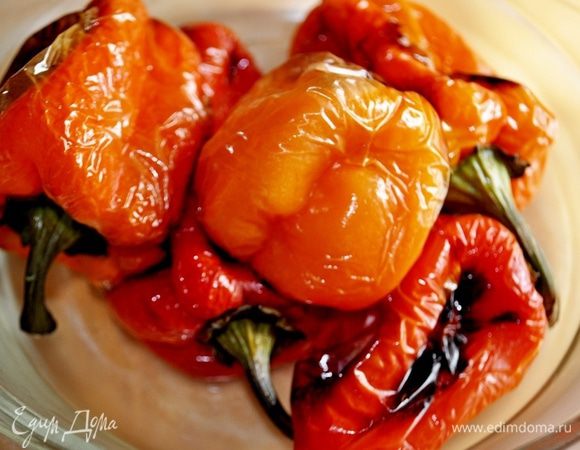 Готовые перцы вынуть из духовки и сложить в подходящую посуду, накрыть плотно крышкой, обмотать кухонным полотенцем и оставить на 25-30 минут, за это время под воздействием горячего пара кожица легко отделится от мякоти.