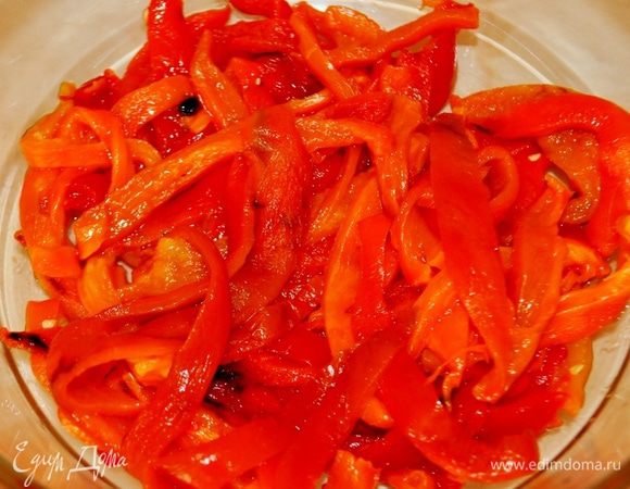 Кожицу снять с перцев, удалить плодоножку и семена и нарезать полосками шириной около 1,5 см, можно тоньше, по желанию. Выложить полоски перца в миску