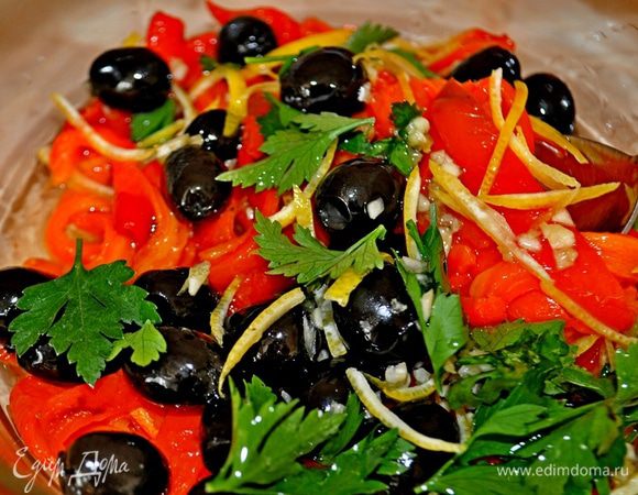 добавить оливки, сок и тёртую цедру половины лимона, цедру прдварительно тонко нарезать.

Чеснок очистить, истолочь в ступке в месте с частью листьев петрушки, добавить в салат, заправить овощи оливковым или подсолнечным маслом, добавить оставшие листья петрушки, посолить,поперчить по вкусу, аккуратно перемешать и оставить мариноваться 1 час в холодильнике.