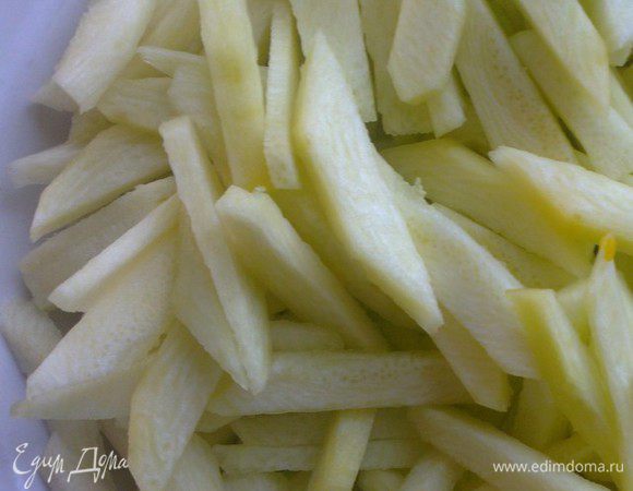 Баклажаны и кабачки очистить от кожицы, нарезать соломкой и добавить к луку. Тушить 5 мин.