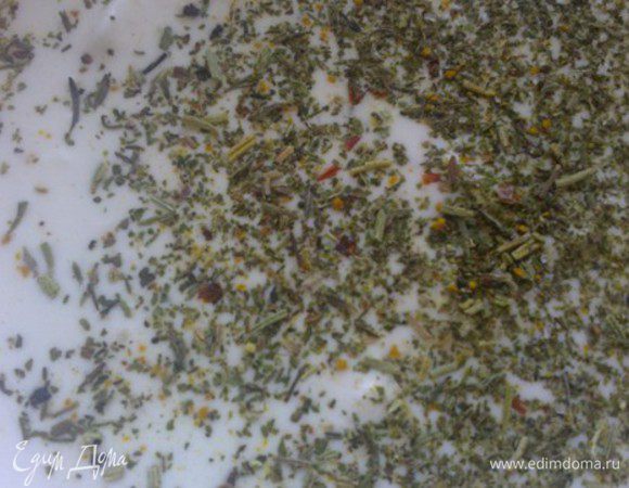 В небольшую глубокую посуду налить сливки,  сметану, французские травы, соль, перец взбить венчиком до однородной консистенции.