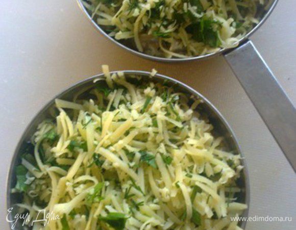 Сыр натереть на мелкой терке, зелень мелко порубить. Разложить жюльен в кокотницы и сверху посыпать сыром с зеленью.