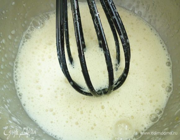 Яйца взбить с сахаром с помощью венчика до появления пенки, добавить ванилин, молоко, опять немного взбить.