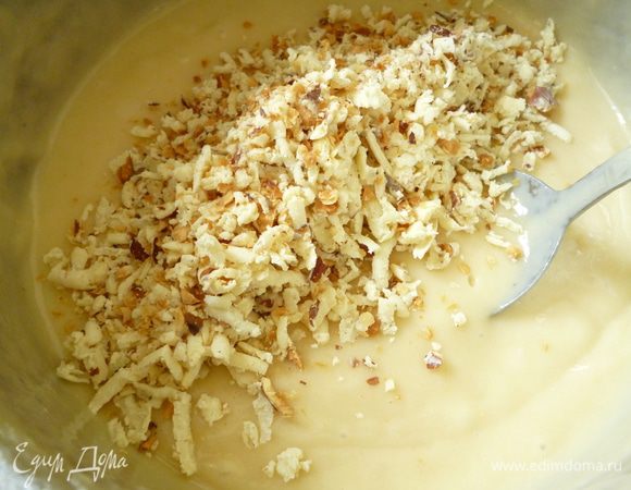 Шоколад натереть на крупной терке вместе с орешками, добавить к тесту.