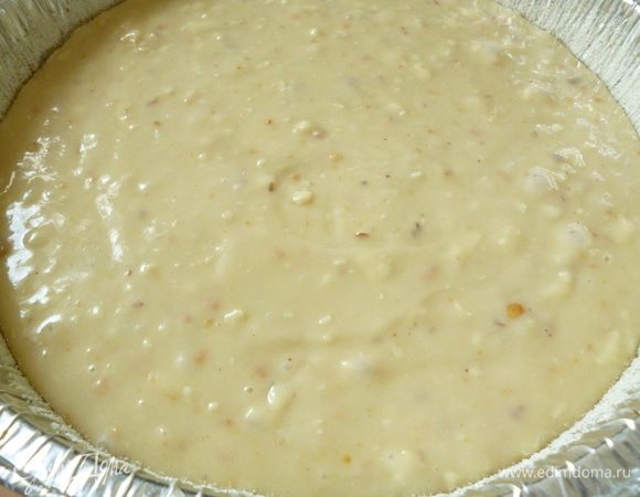 Я выпекала пирог в форме из фольги. Дно формы и бока смазать маргарином и посыпать манкой, излишки стряхнуть. Равномерно распределить тесто.