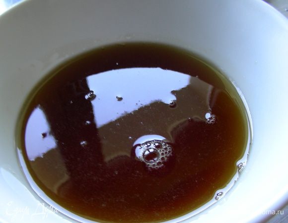 Всыпаем сахар и лаванду в небольшой сотейник. Добавляем 150 мл воды, доводим до кипения и готовим на большом огне 5 минут. Добавляем мед, готовим еще 2 минуты. Снимаем с огня. Процеживаем. 
