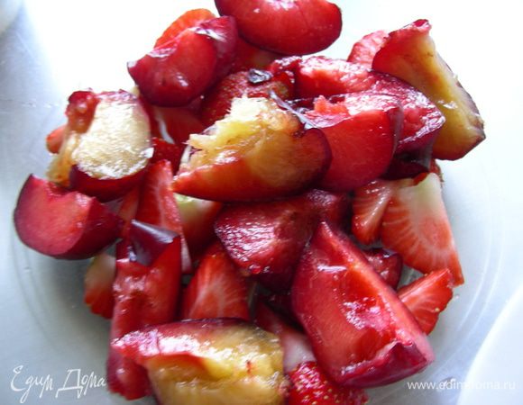 Клубнику и сливы режем пополам или на 4 части.
