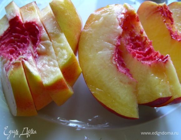 Нектарины и персики - дольками.

