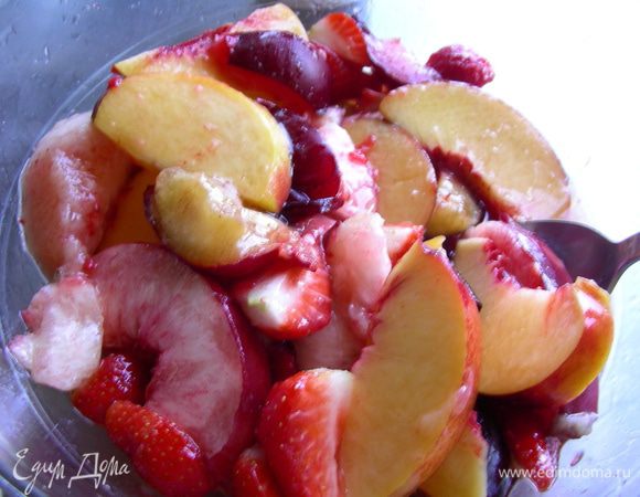Выкладываем фрукты в салатницу и заливаем горячим сиропом (фрукты лучше порезать заранее, чтобы когда сироп будет готов, сразу им их залить). Даем немного остыть, а затем убираем в холодильник хотя бы часа на 2 (у меня они полдня простояли). 
