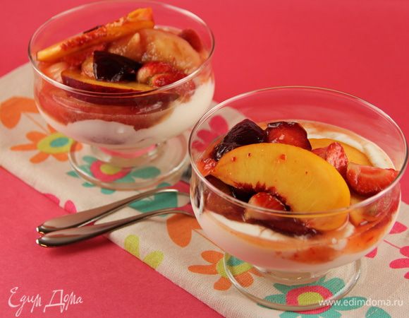 В креманки выкладываем густой йогурт (у меня 50/50 с рикоттой), а сверху - наши фрукты с сиропом. И наслаждаемся. Приятного аппетита)