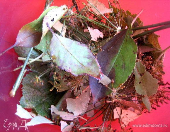 Зелень кладем на дно чаши..