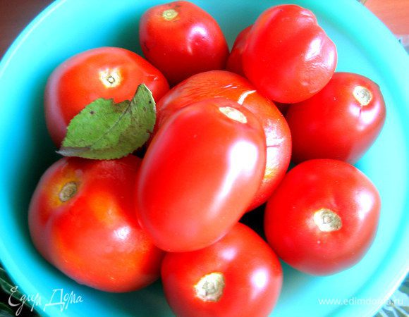 Томаты выбираем небольшие и крепенькие, чтобы не превратились потом в «кашу».