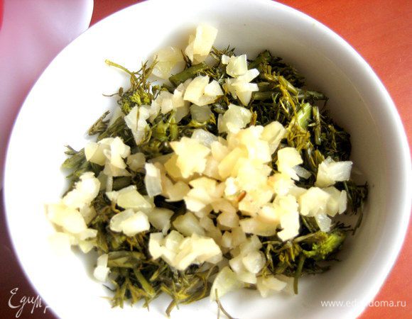 Готовим начинку. Порубить укроп, петрушку с чесноком. У меня уже соленый укроп.