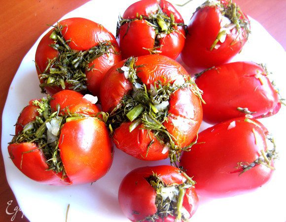 Заталкиваем в надрезы начинку.