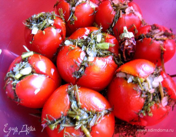 Укладываем томаты в чашу, чтобы начинка была сверху. Можно в два-три слоя.