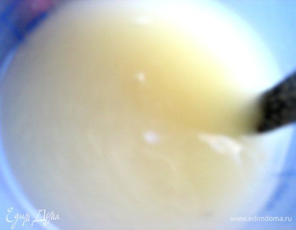 Делаем заливку-рассол: размешиваем в кипяченой воде соль, сахар, горчицу. Я брала из рассчета на 0,5 л воды. Количество соли, сахара — дело вкуса.