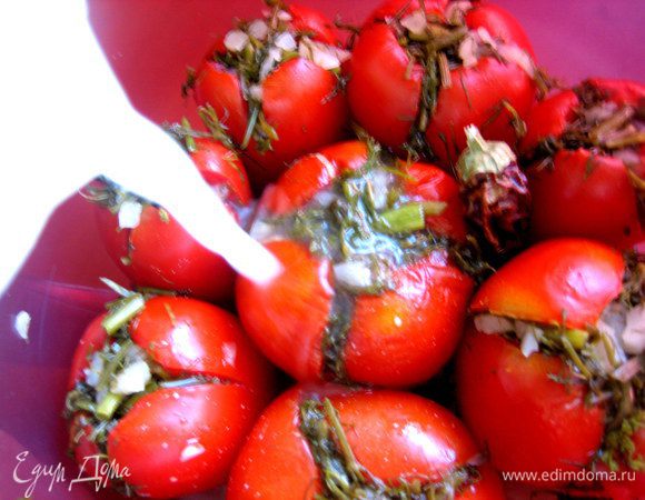 Заливаем томаты рассолом, чтобы они полностью оказались в воде.