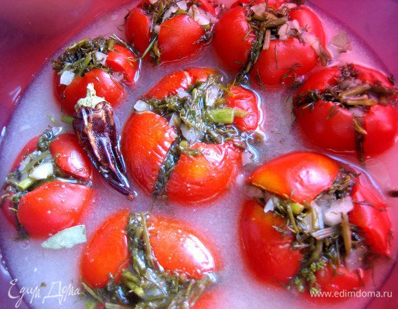 Если начинают всплывать, можно накрыть тарелкой с грузом, но не очень тяжелым, чтобы не раздавить томаты!