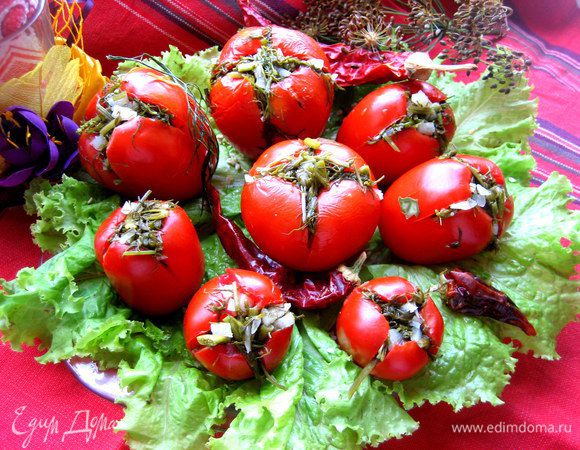 Через сутки настаивания при комнатной температуре можно пробовать малосольные помидоры и в дальнейшем хранить их уже в холодильнике.