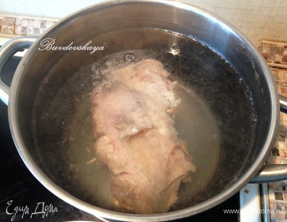 Сварить мясной бульон: помыть мясо, положить в кастрюлю, залить питьевой водой и поставить вариться на сильный огонь. После закипания, накрыть крышкой и варить до мягкости на слабом огне (не менее 2 ч.). В конце варки посолить. Вынуть мясо и порезать на кусочки.