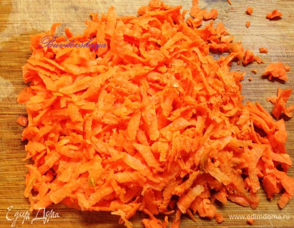 Морковь вымыть, почистить натереть на крупной терке.