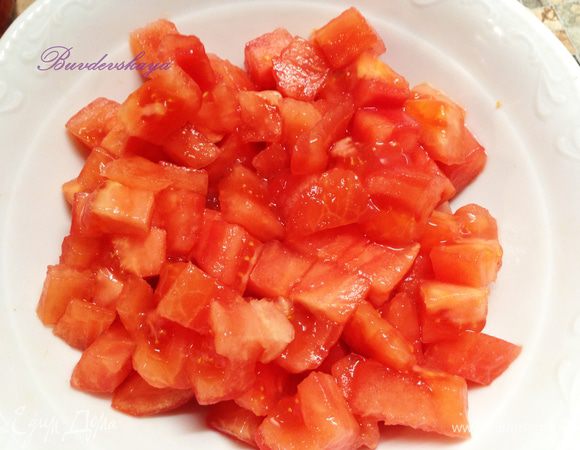 Помидор вымыть, очистить от кожицы и нарезать мелкими кубиками.