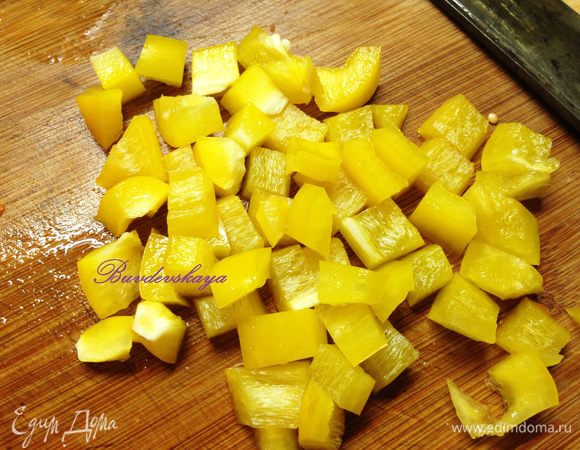 Болгарский перец вымыть, очистить от семян и также нарезать мелкими кубиками.