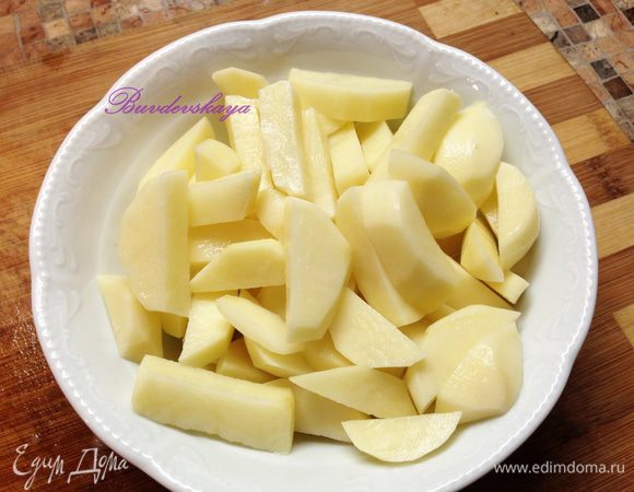 Картофель почистить и порезать ломтиками, добавить в бульон.