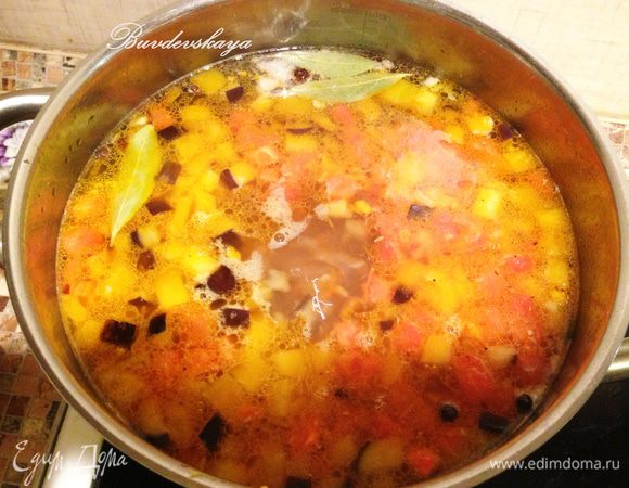 Минут через 5-7 добавить овощи посолить, поперчить. Всыпать манку. Варить до готовности. Подавать со сметаной и мелко порезанной зеленью. ENJOY !