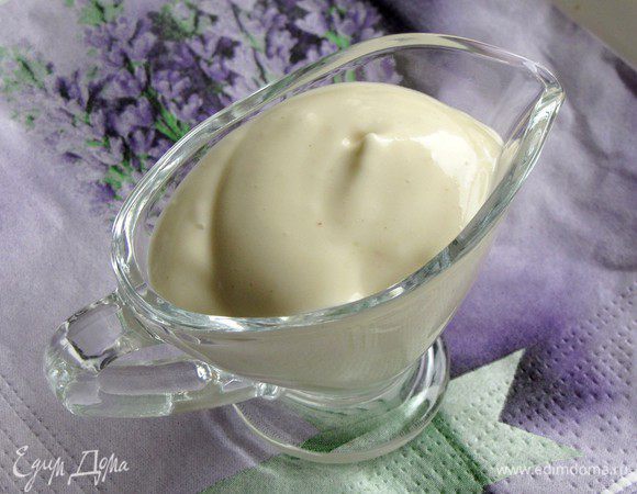 Сначала приготовим майонез. Рецепт можно посмотреть здесь http://www.edimdoma.ru/retsepty/57293-domashniy-mayonez. На приготовление майонеза у меня ушло ровно 5 минут.)))))