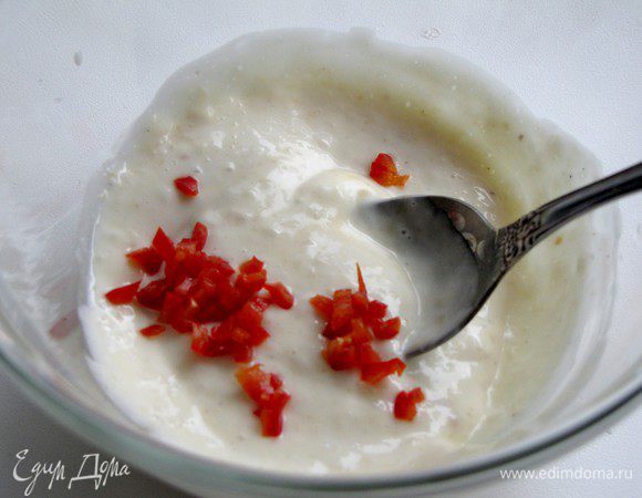 Чили очистите от зерен и измельчите, добавьте в соус.