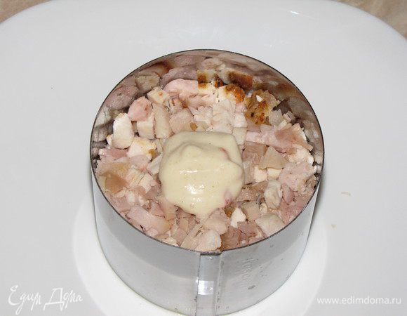 Затем выкладываем мясо и снова смазываем соусом.