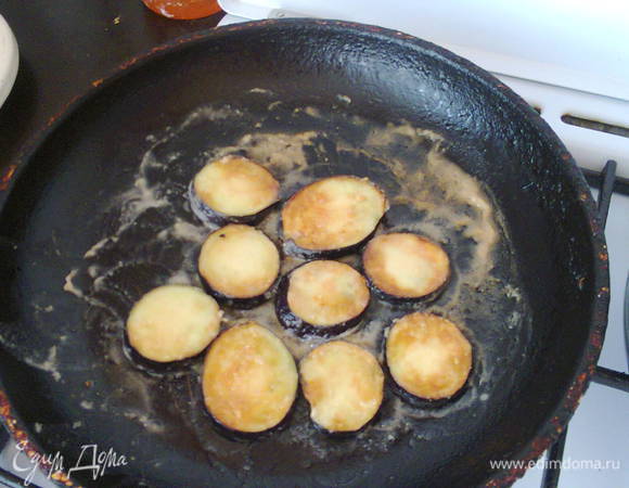 Каждый кружочек обвалять в муке и обжарить на растительном масле.