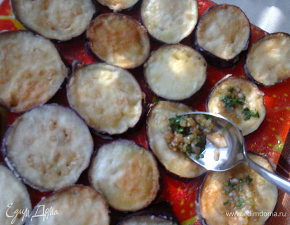 Каждый кусочек смазать соусом. Украсить листиками базилика.