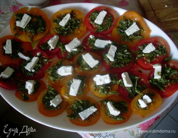 Разложить небольшие кусочки сыра.