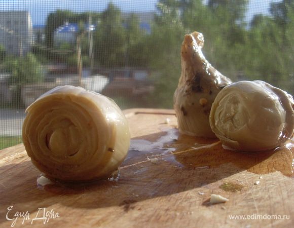 Выбрать самые вкусные части  из артишоков, убрав грубые лепесточки.