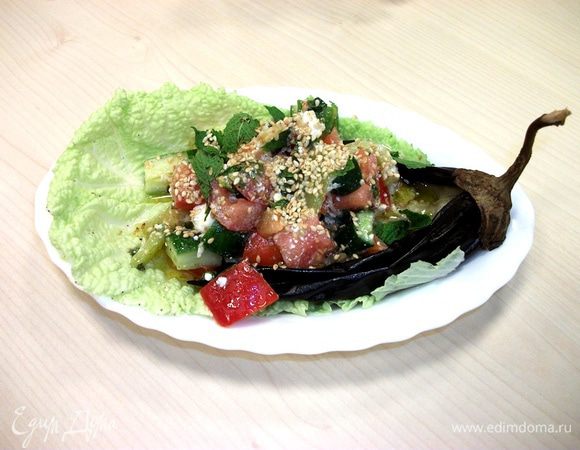 Запеченные баклажаны остужаем. Ложечкой выбираем мякоть и слегка давим ее вилкой в пюре. Кладем это "пюре" на дно лодочки, сверху выкладываем "авукму". Сервируем на салатном листе, посыпаем кунжутом.