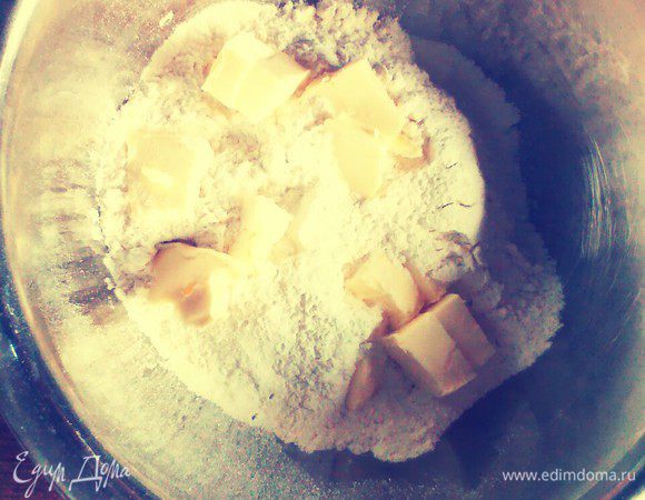Муку смешать с солью, сахаром, маслом. 