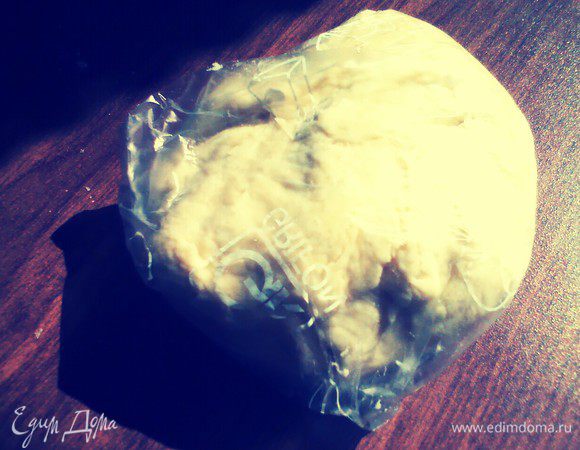 Положить его в пакет и отправить в холодильник на 20 минут. 