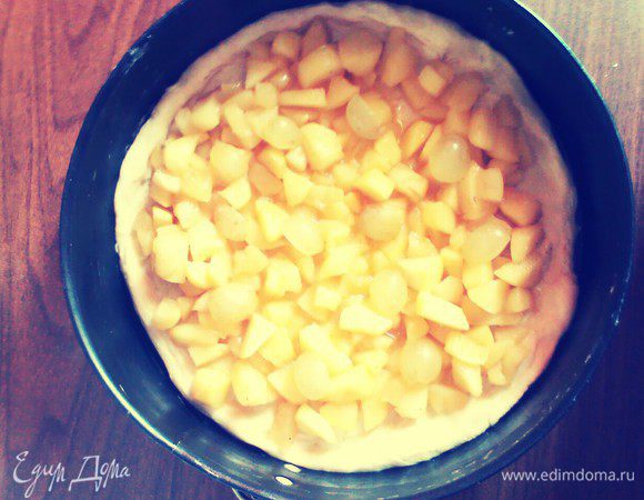 Тесто выложить в форму. Положить на него же начинку.