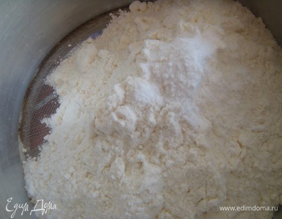 Добавить просеянную муку с разрыхлителем (~0,5 ч.л.), перемешать.